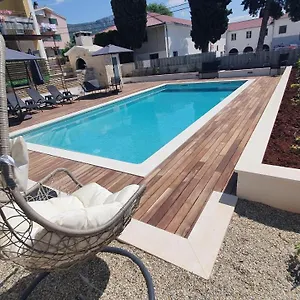 Appartement Mestrovic With Heated Swiming Pool- Near Split, Kaštela